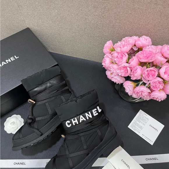 CHANEL Women's Black Quilted Winter Boots - Picture 5 of 10